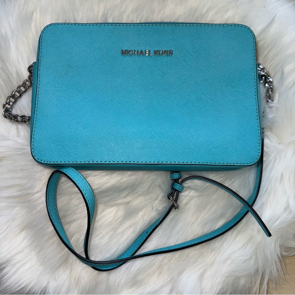 Like New Michael Kors MK Crossbody - Picture 3 of 8